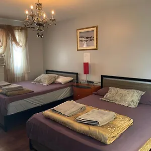 Homestay Self Service Small Breakfast, 2 Double Beds Private, Montreal