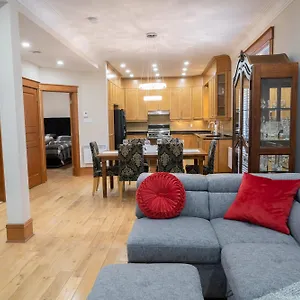 Apartment Chic 2br In Little Italy 2mins To Metro, Montreal