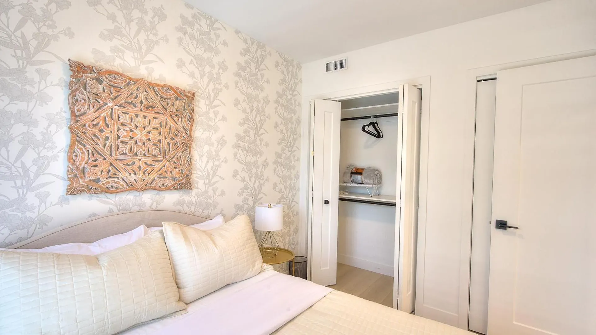 Montreal Restful Nights, Adventure Days Await! Apartment