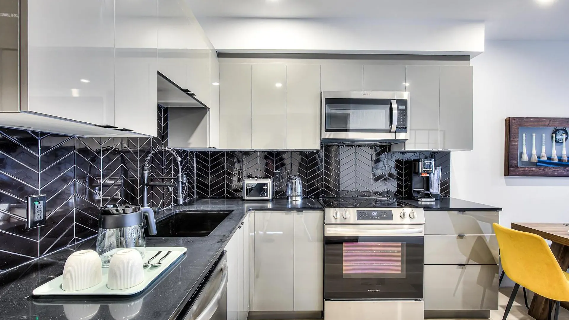 Montreal Restful Nights, Adventure Days Await! Apartment