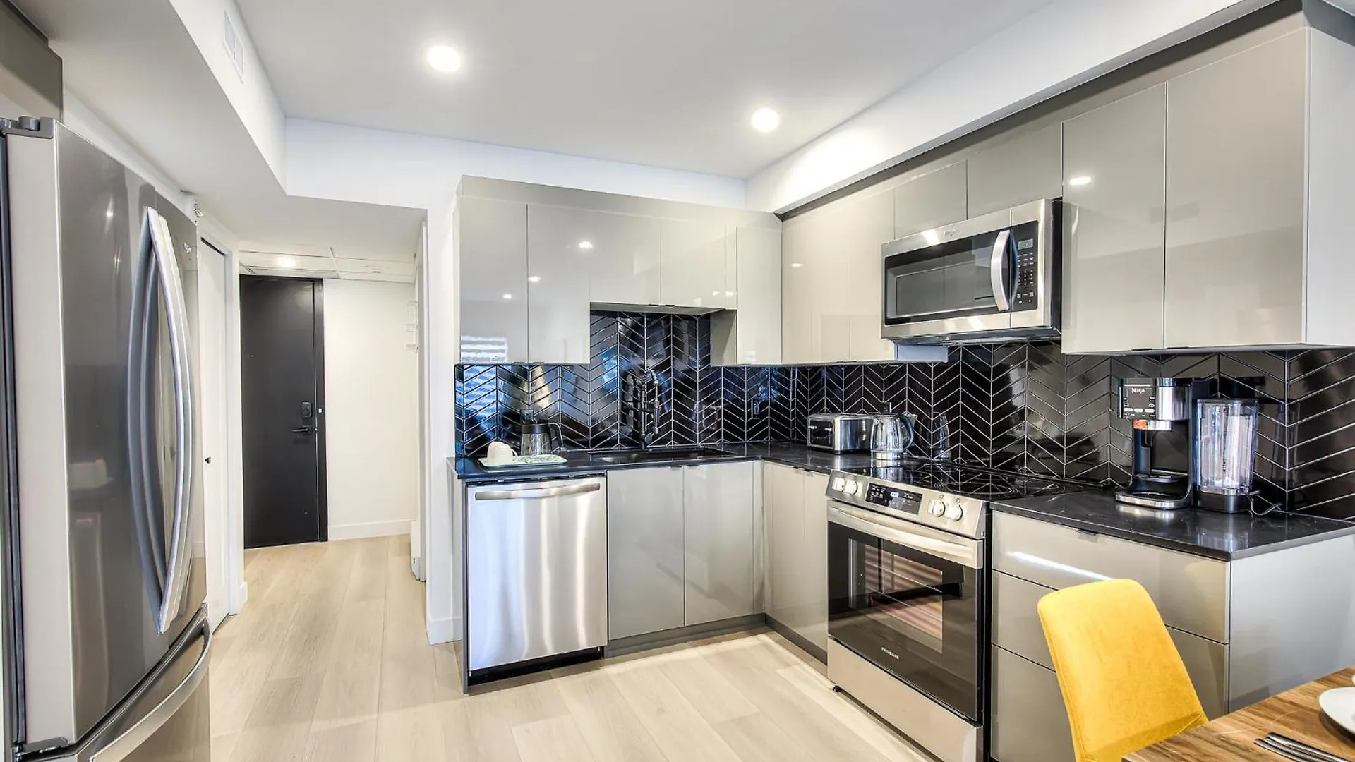 Montreal Restful Nights, Adventure Days Await! Apartment