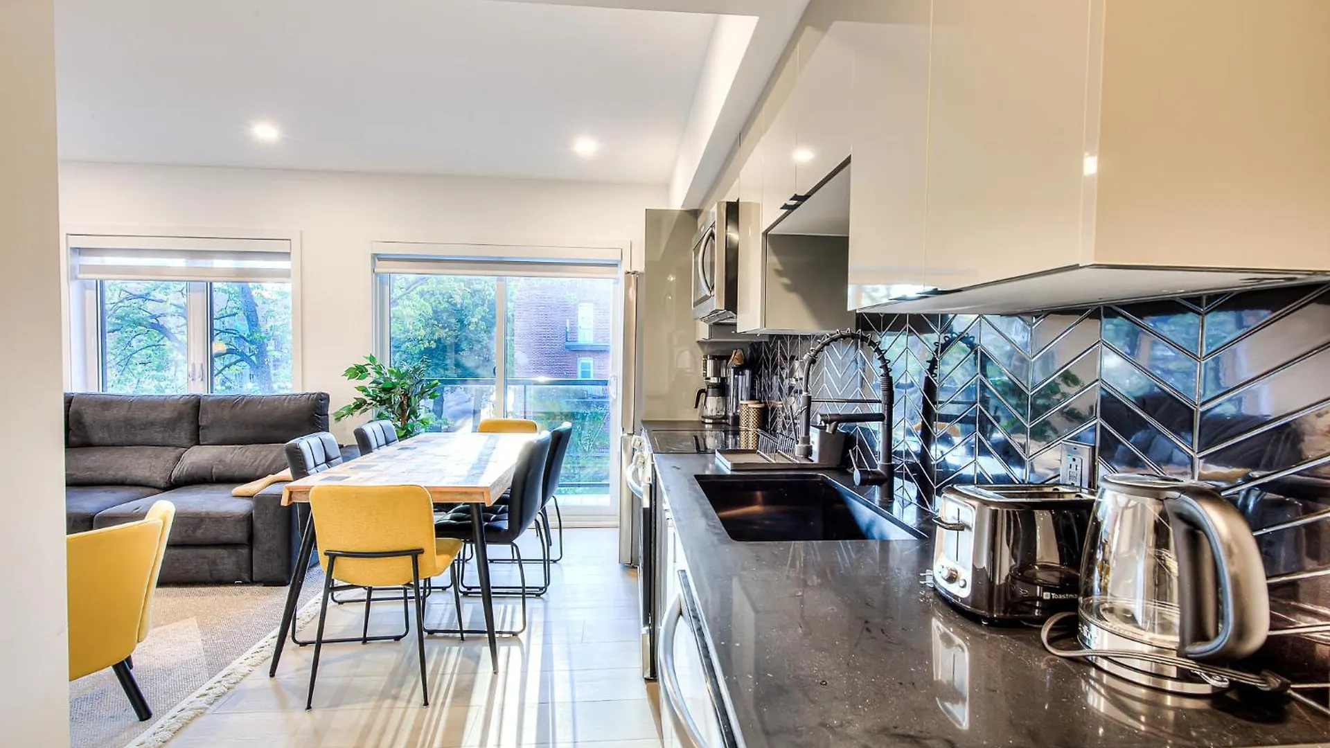 Montreal Restful Nights, Adventure Days Await! Apartment