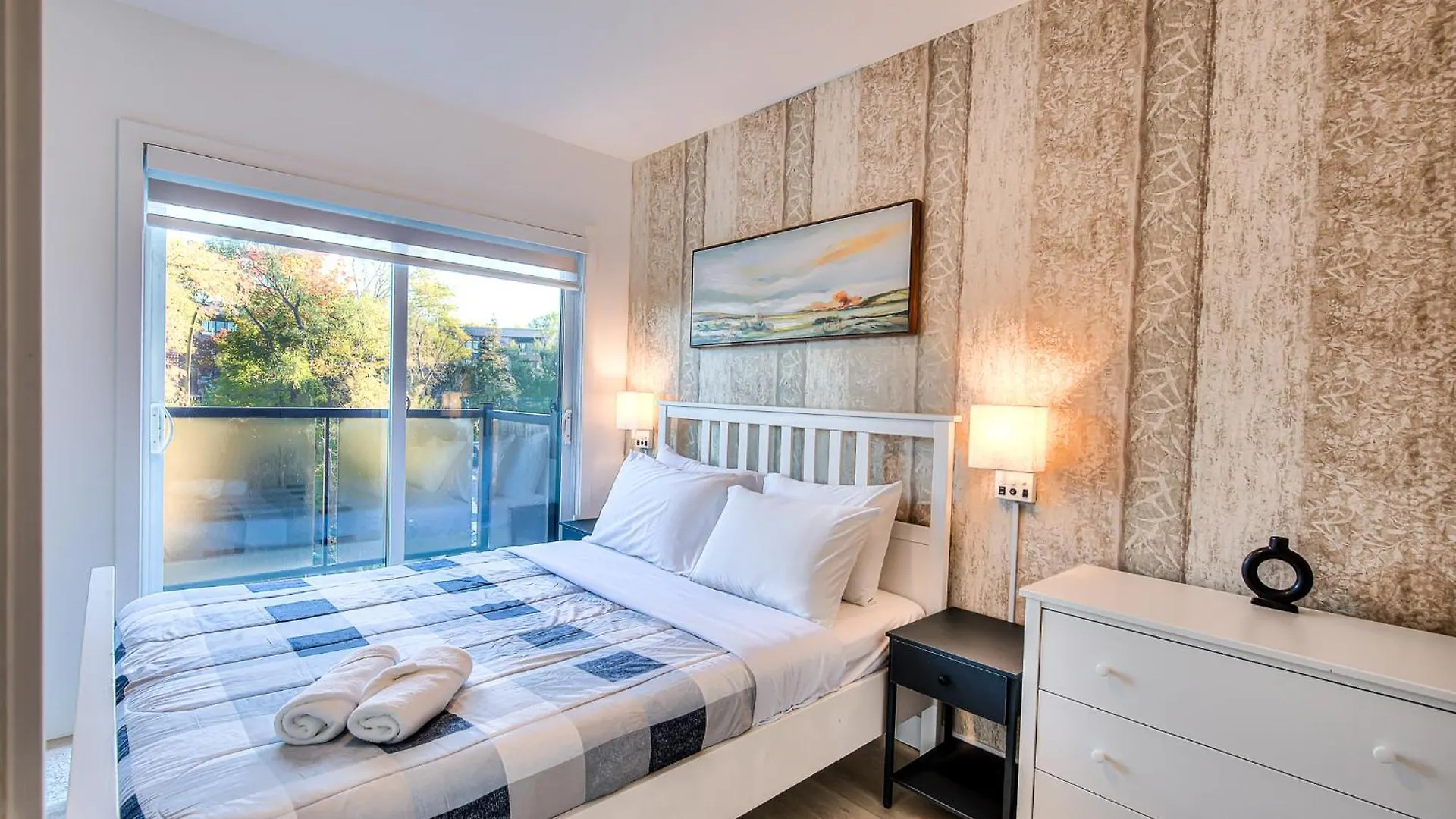 Montreal Restful Nights, Adventure Days Await! Apartment
