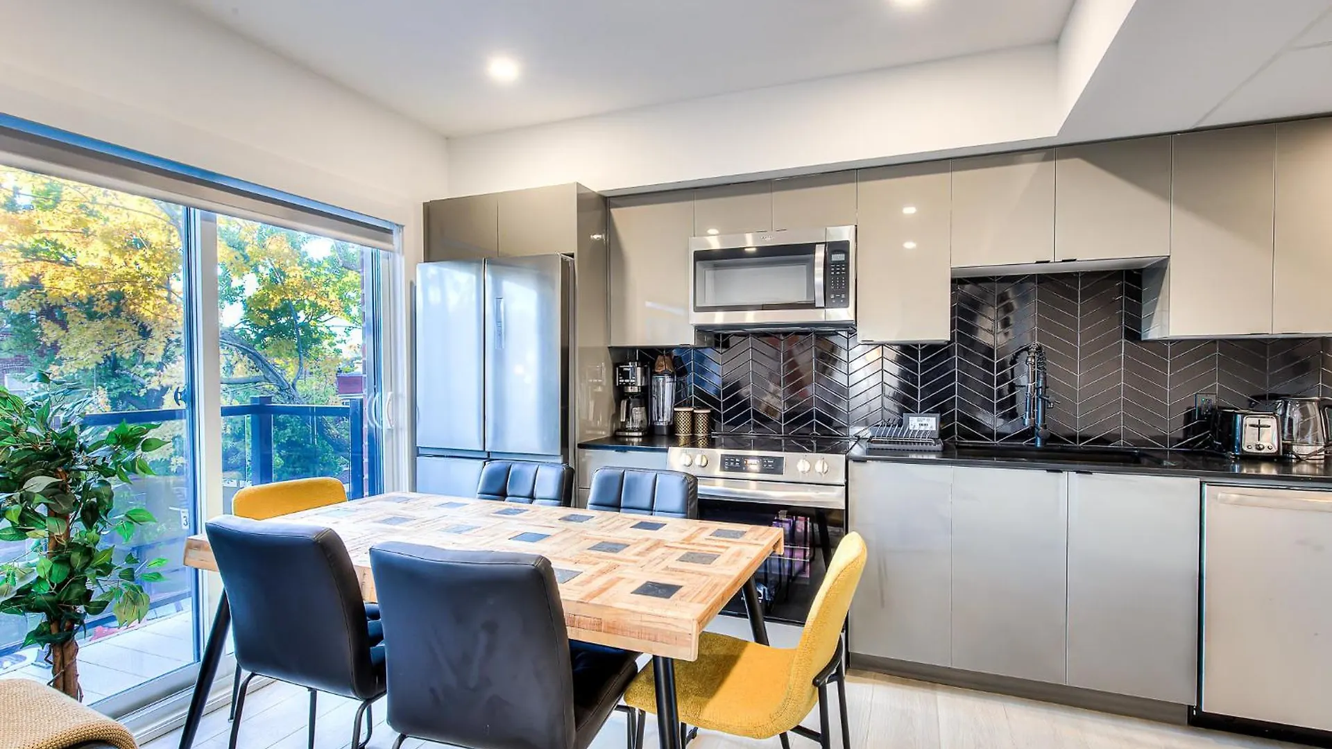 Montreal Restful Nights, Adventure Days Await! Apartment