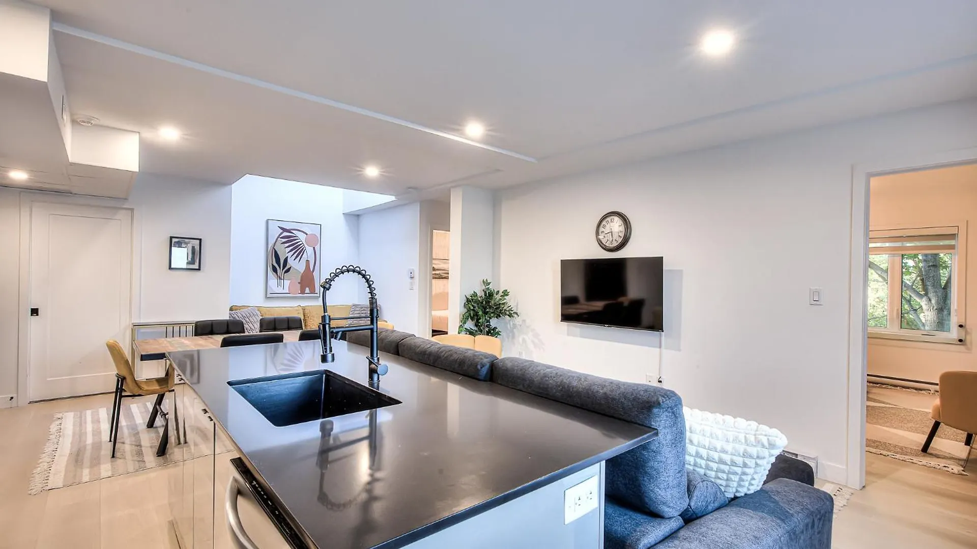Montreal Restful Nights, Adventure Days Await! Apartment