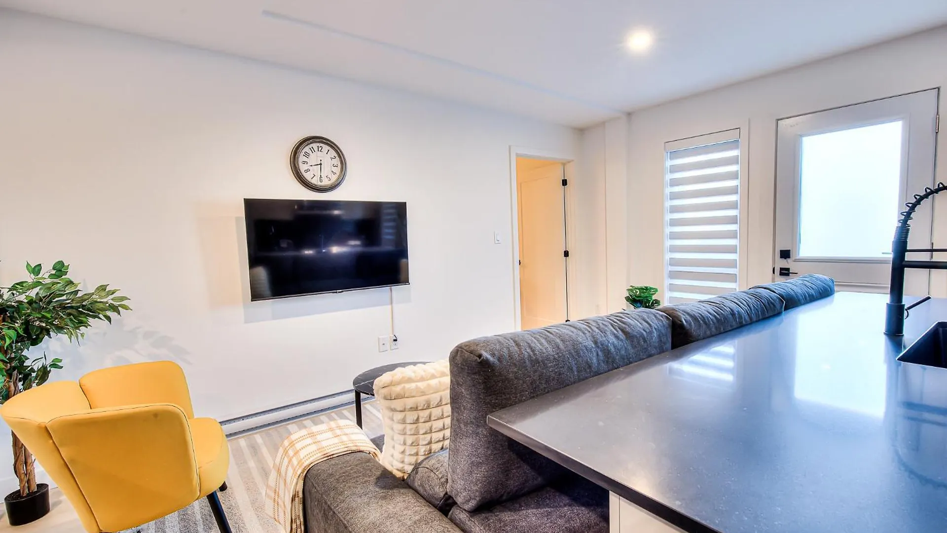 Montreal Restful Nights, Adventure Days Await! Apartment